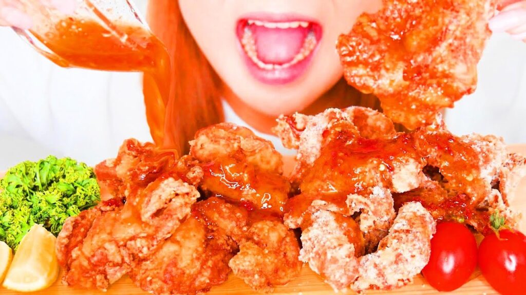 大きな唐揚げにチリソースをかけて食べる音